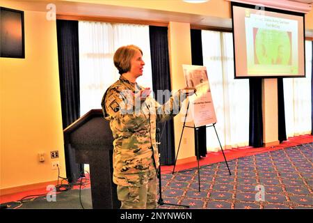 Aumônier (lieutenant-colonel) Amy Noble, avec le bureau de soutien religieux de la garnison de fort McCoy, donne la bénédiction et la prière finale le 19 janvier 2023, au cours de la 2023 fort McCoy, Wisconsin, Martin Luther King Jr Journée de célébration au centre communautaire McCoy. Des dizaines de personnes ont assisté à l'événement coordonné par le Bureau de l'égalité des chances de fort McCoy. Marcus Gentry, innovateur, conférencier et consultant, a servi de conférencier invité. Banque D'Images