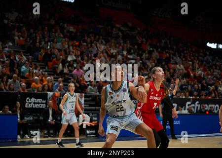 Cierra Burdick de Valence Panier (L) et Anna Spyridopoulou de Olympiacos SFP (R) en action pendant l'Euroligue J14 femmes sur 1 mars 2023 au Fuente de San Luis Sport Hall (Valence, J14 Euroligue femmes sur 1 mars 2023). Panier Valence 65:55 Olympiacos SFP (photo par Vicente Vidal Fernandez/Sipa USA) crédit: SIPA USA/Alay Live News Banque D'Images