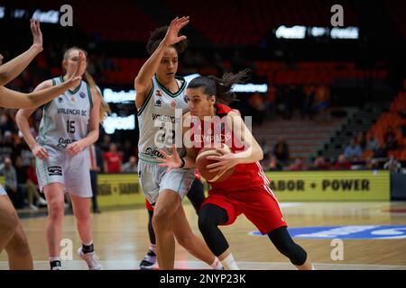 Cierra Burdick de Valence Panier (L) et Anna Stamolamprou de Olympiacos SFP (R) en action pendant l'EuroLeague Women on 1 mars 2023 J14 au Fuente de San Luis Sport Hall (Valence, J14 EuroLeague Women on 1 mars 2023). Panier Valence 65:55 Olympiacos SFP (photo par Vicente Vidal Fernandez/Sipa USA) crédit: SIPA USA/Alay Live News Banque D'Images