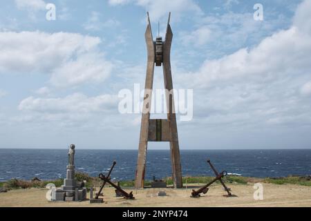 Isen, Japon. 02nd mars 2023. La tour commémorative du cuirassé japonais Yamato et la flotte 2nd de la Marine impériale japonaise pour la victime de la guerre de la Seconde Guerre mondiale sont vus à l'île Tokunoshima, dans la préfecture de Kagoshima, au Japon, jeudi, 2 mars 2023. Photo par Keizo Mori/UPI crédit: UPI/Alay Live News Banque D'Images