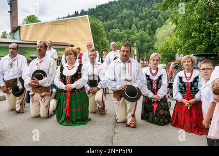 Village adorateurs en vêtements traditionnels, célébration de Corpus Christi à Tokarnia, village de Gorals (peuple polonais des highlander), chaîne de montagnes de Beskids, Carpates occidentales, région de Malopolska, Pologne Banque D'Images