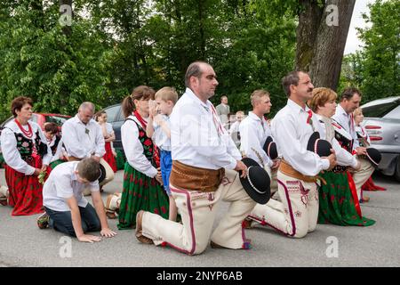 Village adorateurs en vêtements traditionnels, célébration de Corpus Christi à Tokarnia, village de Gorals (peuple polonais des highlander), chaîne de montagnes de Beskids, Carpates occidentales, région de Malopolska, Pologne Banque D'Images