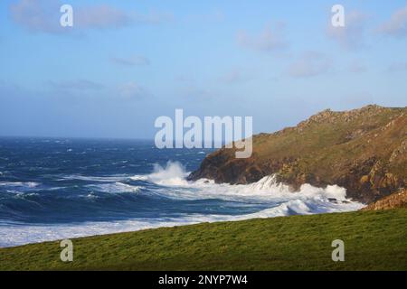 Surf et falaises regardant vers le nord de Cape Cornwall, Cornwall, Royaume-Uni - John Gollop Banque D'Images