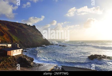 Surf d'hiver à sacrificateurs Cove, Cape Cornwall, Royaume-Uni - John Gollop Banque D'Images