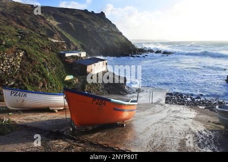 Petits bateaux de pêche amarrés sur un dérapette, sacrificateurs Cove, Cape Cornwall, Cornwall, Royaume-Uni - John Gollop Banque D'Images