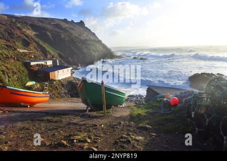 Petits bateaux de pêche amarrés sur un dérapette, sacrificateurs Cove, Cape Cornwall, Cornwall, Royaume-Uni - John Gollop Banque D'Images