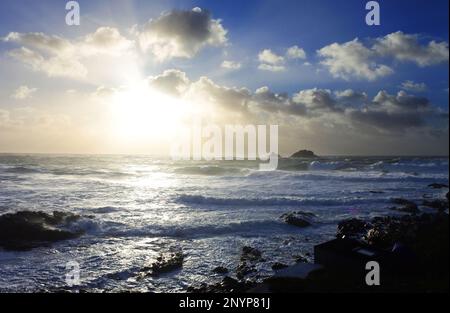 Moody mer et ciel à sacrificateurs Cove, Cornwall, Royaume-Uni - John Gollop Banque D'Images