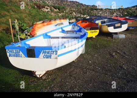 Petits bateaux de pêche amarrés sur un dérapette, sacrificateurs Cove, Cape Cornwall, Cornwall, Royaume-Uni - John Gollop Banque D'Images