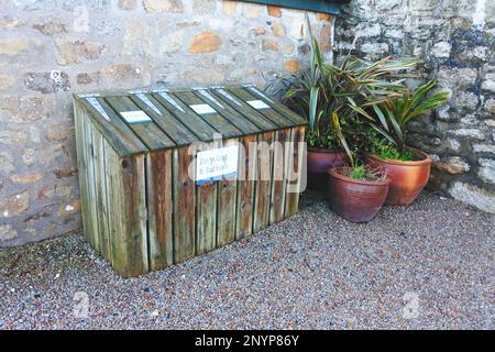 Bac de recyclage en bois sur St. Michael's Mount, Cornwall, Royaume-Uni - John Gollop Banque D'Images