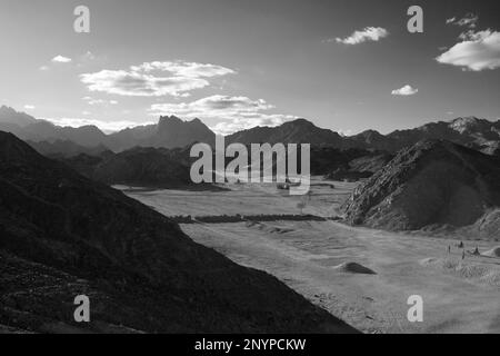 Noir et blanc - montagnes dans le désert de l'est, Eggypt Banque D'Images