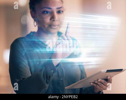 Ecran hologramme, tablette et femme noire avec interface utilisateur pour Internet, cyber-réseaux et en ligne. Superposition fintech, entreprise futuriste et fille Banque D'Images