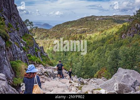 Trek à Preikestolen, Lyse Fjord, à Ryfylke district, région Rogaland, c'est le sentier de randonnée le plus populaire dans la région de Stavanger, Norvège. Banque D'Images