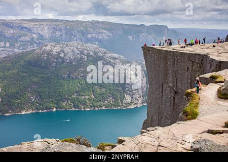 Preikestolen, Pulpit Rock, 600 mètres sur LyseFjord, Lyse Fjord, à Ryfylke district, région Rogaland, c'est le sentier de randonnée le plus populaire dans la région de Stavanger, Banque D'Images