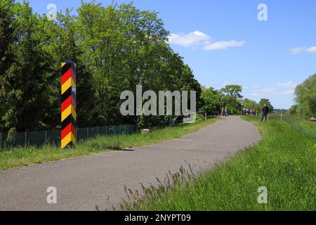 Le sentier de randonnée pédestre et de vélo Oder-Neisse le long de la frontière avec la Pologne, Groß Neuendorf, État fédéral de Brandebourg - Allemagne Banque D'Images