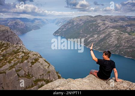 Preikestolen, Pulpit Rock, 600 mètres sur LyseFjord, Lyse Fjord, à Ryfylke district, région Rogaland, c'est le sentier de randonnée le plus populaire dans la région de Stavanger, Banque D'Images