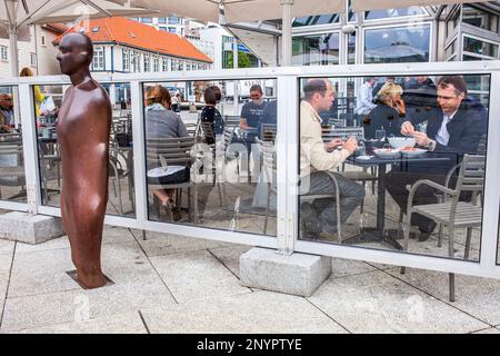 Terrasse de restaurant marché aux poissons et la sculpture par Antony Gormley (Broken Column), dans la région de Harbour Vagen, Stavanger, Norvège Banque D'Images