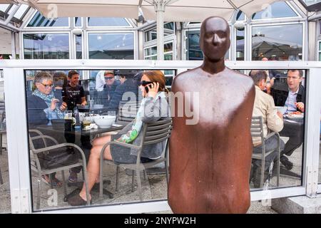 Terrasse de restaurant marché aux poissons et la sculpture par Antony Gormley (Broken Column), dans la région de Harbour Vagen, Stavanger, Norvège Banque D'Images