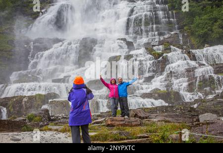 En cascade Tvindefossen, Plus et Romsdal, la Norvège. Banque D'Images