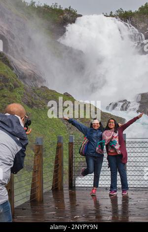 L'arrêt à la cascade Kjosfossen, train Flamsbana in Norway, Norvège Banque D'Images