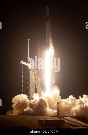 (230302) -- WASHINGTON, 2 mars 2023 (Xinhua) -- cette photo prise sur 2 mars 2023 montre le lancement de la fusée SpaceX Falcon 9 et de l'engin spatial Dragon depuis le Centre spatial Kennedy en Floride, aux États-Unis. La NASA et SpaceX ont lancé la mission Crew-6 à la Station spatiale internationale (ISS) au début de jeudi. (NASA/document via Xinhua) Banque D'Images