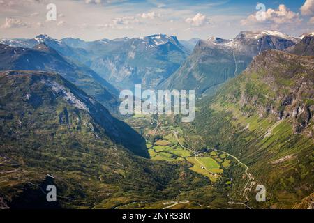 Point de vue de Dalsnibba, en arrière-plan Le Geirangerfjord, More og Romsdal (Norvège) Banque D'Images