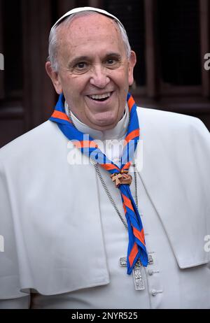 13 mars 2023 marque 10 ans de Pontificat pour le Pape François. Sur la photo : le Pape François lors d'une visite pastorale à la paroisse de San Michele Arcangelo a Pietralata à Rome. 8 février 2015 Banque D'Images