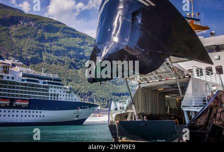 Croisière et ferry dans le port de Geiranger, Geirangerfjord, More og Romsdal (Norvège) Banque D'Images