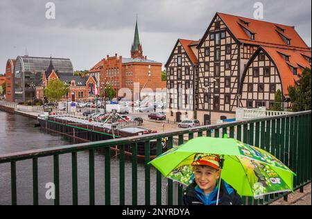 Rivière Brda, à droite les greniers historique, Bydgoszcz, Pologne. Banque D'Images