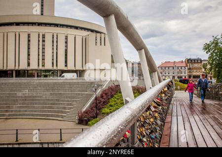 L'opéra dans la rivière Brda, Bydgoszcz, Pologne. Banque D'Images