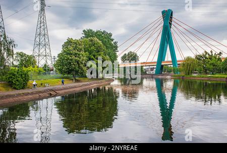 Vue depuis un bateau, rivière Brda, Bydgoszcz, Pologne. Banque D'Images