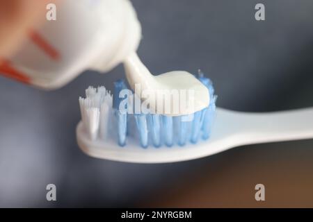 Dentifrice blanc neige sur la brosse à dents, hygiène du matin Banque D'Images
