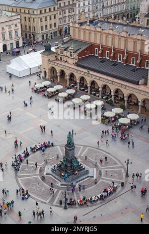 Place du Marché Rynek Główny, à partir de la Basilique Sainte-Marie, Kraków, Pologne Banque D'Images