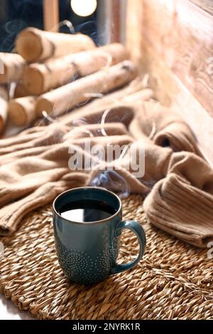 Tapis en osier avec thé fraîchement préparé dans la chambre. Ambiance chaleureuse Banque D'Images