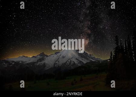 WA24004-00....WASHINGTON - ciel nocturne sur le Mont Rainier depuis les prés de la région de Sunrise dans le parc national du Mont Rainier. Banque D'Images