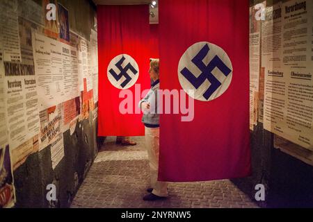 L'Oskar Schindler ancienne manufacture musée. Drapeau nazi et affiches datant de l'invasion allemande de la Pologne le 1er septembre 1939, exposition consacrée à Crac Banque D'Images