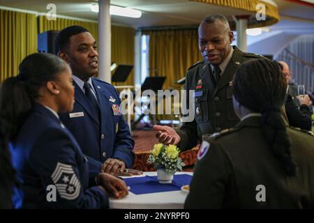 ÉTATS-UNIS Général de l'armée James Smith, commandant général, 21st Theatre Sustainability Command, centre, et États-Unis Force aérienne Brig. Le général Otis Jones, commandant général, 86th Airlift Wing, en train de discuter lors de la réception du nouvel an 21st au TSC, le 20 janvier, au club d'Armstrong, sur Vogelweh. Le TSC 21st organise une réception du nouvel an pour réunir tous ses alliés et partenaires afin de consolider les partenariats et d'inciter à des relations florissantes pour la toute nouvelle année. Banque D'Images