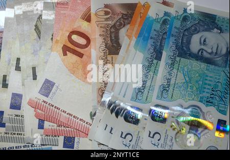 Billets modernes colorés avec hologramme et fabriqués en polymère au lieu de papier pour empêcher la contrefaçon, mélange de livre britannique et d'euro Banque D'Images