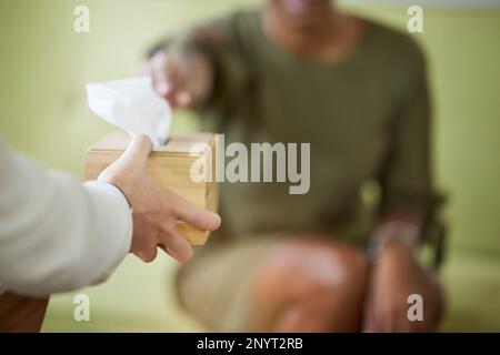 Thérapeute mains, tissu et femme noire à la consultation de thérapie pour le chagrin et la dépression. Soutien mental, consultation de soins de santé et triste Banque D'Images