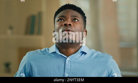 Déçu contrarié homme désespéré homme d'affaires africain employé de bureau a un problème d'affaires mauvais résultat négatif réaction perte d'offre d'emploi. Ethnique Banque D'Images