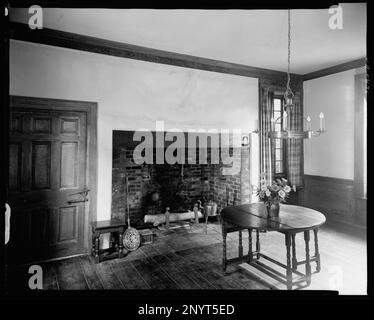 Adam Thoroughgggood House, Norfolk vic., Princess Anne County, Virginie. Carnegie Etude de l'architecture du Sud. États-Unis Virginia Princess Anne County Norfolk vic, cheminées, ustensiles de cuisine, lustres, tables, Intérieurs. Banque D'Images