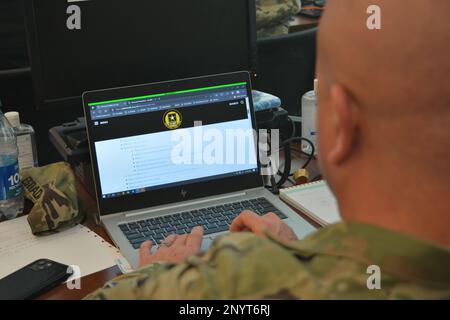 FORT BELVOIR, Virginie – Les officiers des services de retraite de l'Armée de terre (OSR) de la Garde nationale de l'Armée de terre ont suivi un cours de certification ici du 13 au 17 février. Les sujets abordés comprenaient tout, de la rémunération à la retraite et du site Web MyArmyBenefits au régime de prestations aux survivants et au calcul des points de retraite des militaires. Banque D'Images