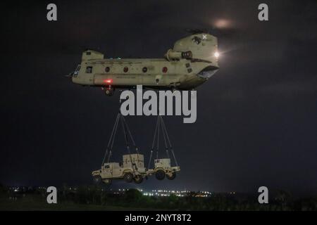 25th peloton de radar DIVARTY HHB, dirigé par 1st Lt. Brendan D. Hayes exécute les opérations de chargement de harnais avec 25th Brigade de l'aviation de combat à la caserne Schofield, à Hawaï. Banque D'Images