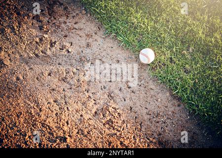 Mockup sportif, baseball et ballon sur gazon pour le jeu, l'entraînement et la compétition en plein air. Centre de fitness, espace de copie de sport et équipement de softball sur le terrain Banque D'Images