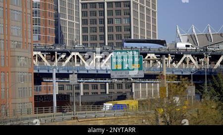 Panneau de direction pour Brooklyn Bridge à New York - photographie de rue Banque D'Images