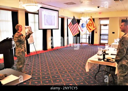 Aumônier (lieutenant-colonel) Amy Noble, avec le bureau de soutien religieux de la garnison de fort McCoy, donne la bénédiction et la prière finale le 19 janvier 2023, au cours de la 2023 fort McCoy, Wisconsin, Martin Luther King Jr Journée de célébration au centre communautaire McCoy. Des dizaines de personnes ont assisté à l'événement coordonné par le Bureau de l'égalité des chances de fort McCoy. Marcus Gentry, innovateur, conférencier et consultant, a servi de conférencier invité. Banque D'Images