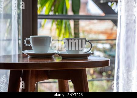 Tasses de thé sur une table dans une chambre d'hôtel à Hue, Vietnam. Banque D'Images