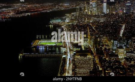 New York City d'en haut - la ville s'illumine la nuit - photographie de rue Banque D'Images