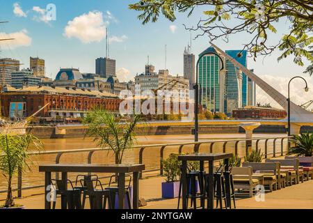 Restaurant de bord de mer vide au célèbre quartier de puerto madero, buenos aires, argentine Banque D'Images