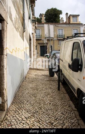 LISBONNE, PORTUGAL - 20 OCTOBRE 2022, promenade en bord de côte avec des pierres de galets traditionnelles Banque D'Images