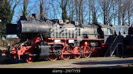 Construction d'une locomotive à vapeur allemande historique pendant la Seconde Guerre mondiale. C'est une locomotive de train de marchandises. Banque D'Images